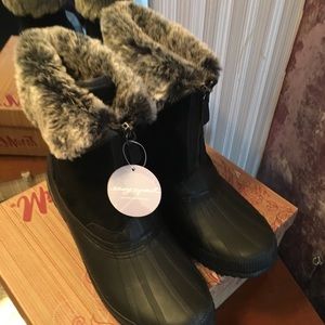 Brand new easy spirit rubber and lined size 10